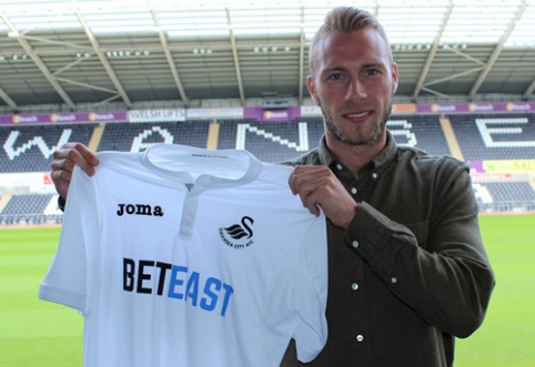 Official: "Swansea" signs "Ajax" defender M. van der Hoorn