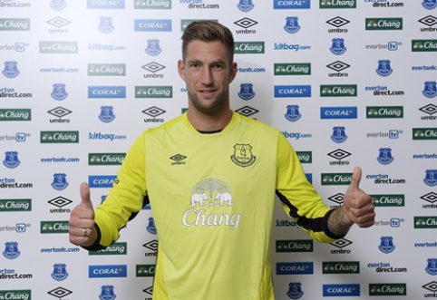 Official: "Everton" acquires M. Stekelenburg