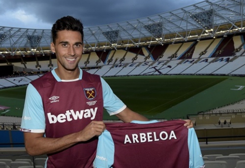 Official: A. Arbeloa shakes hands with "West Ham"