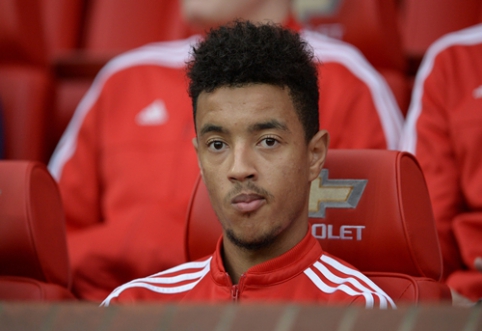 "Man United" defender C. Borthwick-Jackson loaned to "Wolves"