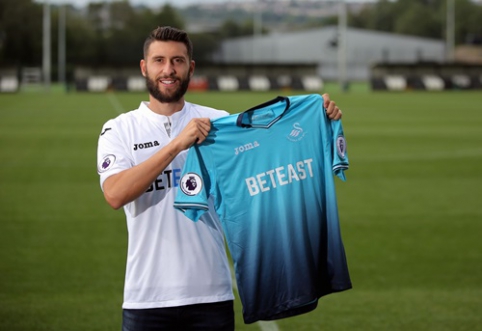 Official: "Swansea City" acquires striker B. Baston for a record club amount