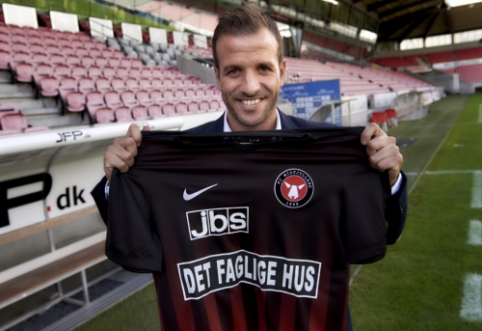 R. van der Vaart will play matches in Denmark