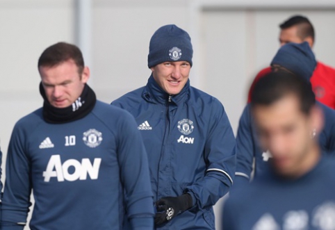 B. Schweinsteiger started training with the main "Man Utd" team