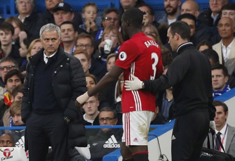 "Manchester United" defender E. Bailly out for two months