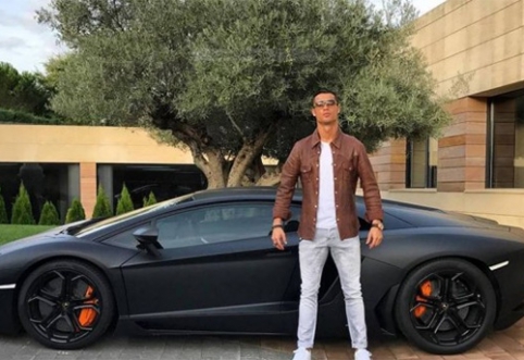 C. Ronaldo presenting a supercar caught the attention of internet users (PHOTO)