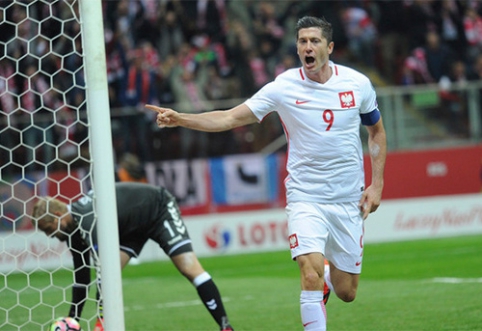 Did R. Lewandowski cheat by scoring a penalty kick? (VIDEO)