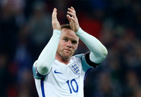 W.Rooney celebrated so much that he couldn't get up from the couch (PHOTO)