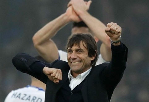 The emerging "Chelsea" coach A.Conte suffered an injury.