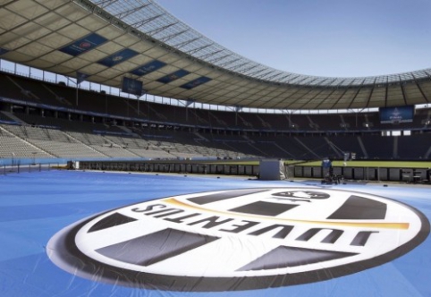 Cheerleaders mock the new "Juventus" logo (PHOTO)