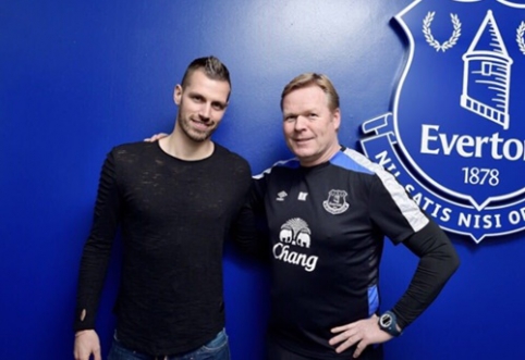 Official: "Everton" acquired M. Schneiderlin for 24 million pounds sterling.