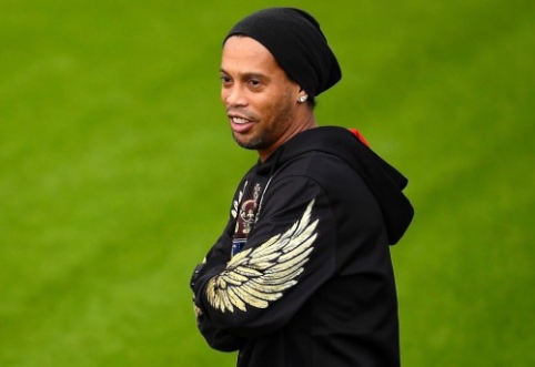 Official: Ronaldinho returns to "Barcelona"