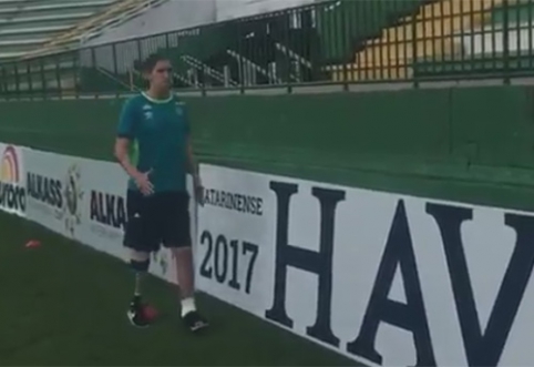 Goalkeeper without a leg "Chapecoense" appeared again on the football stadium (VIDEO)