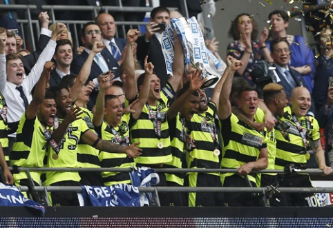 "Huddersfield Town" returns to the "Premier" league after 45 years (VIDEO)