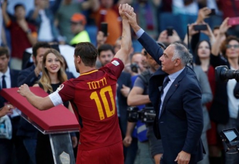 The last F. Totti's match crowned in silver, "Crotone" remains in "Serie A" (VIDEO)