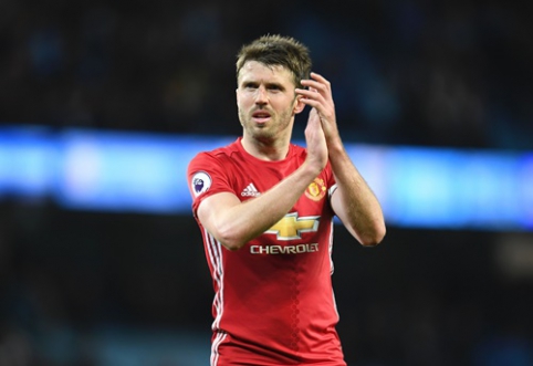 M. Carrick remains at "Man Utd" club for years