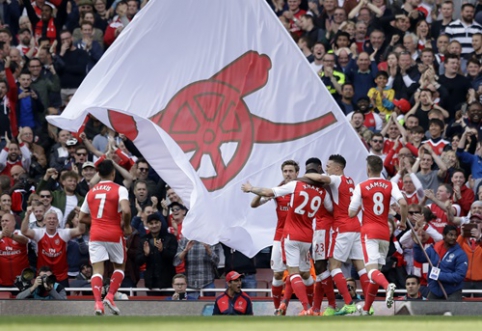 "Arsenal" teach "Man Utd" footballers a lesson at home (VIDEO)