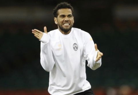 PSG could snatch D. Alves from "Man City"