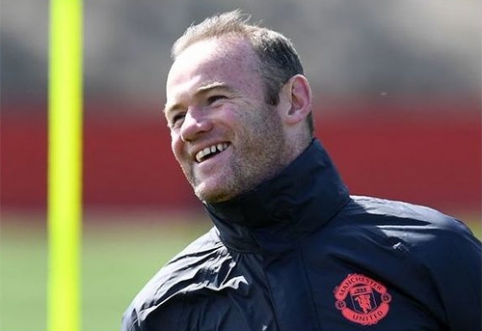 W. Rooney arrived to undergo a medical examination for the "Everton" team