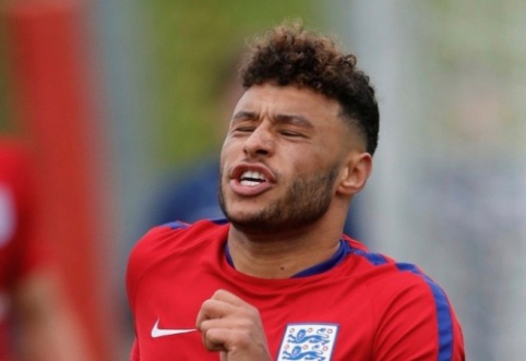 A. Oxlade-Chamberlain refuses to move to Chelsea