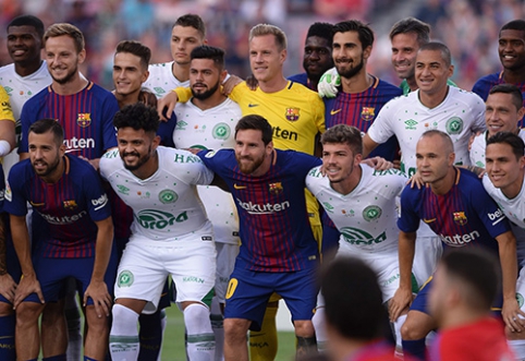 In English, the title would be: Friendly match - ovations for "Chapecoense" players (VIDEO)