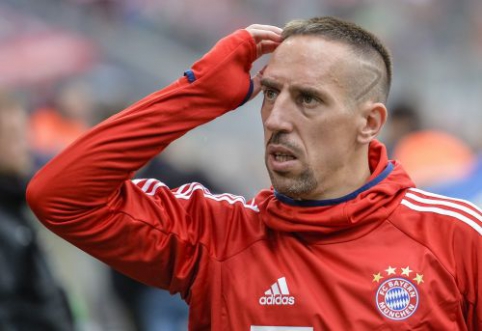 A. Ferguson decided after 45 minutes that F. Ribery is too poor for the "Man Utd" team