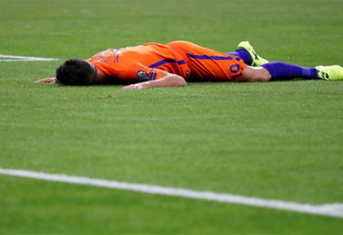 R.van Persie denies having suffered a serious injury