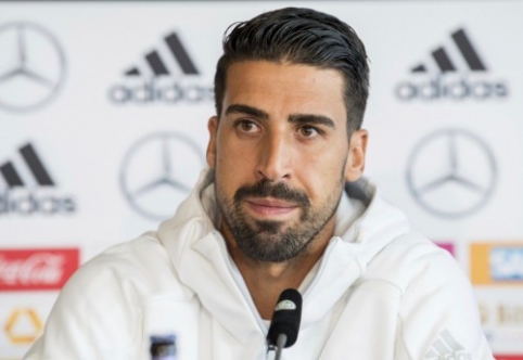 S. Khedira gave more than a thousand tickets to children.