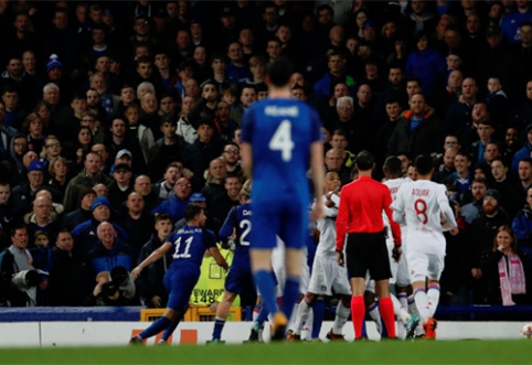 "Everton" suspended the fan who invaded the pitch for life