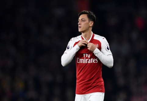 Press: M. Ozil told team-mates that he will join "Man Utd"