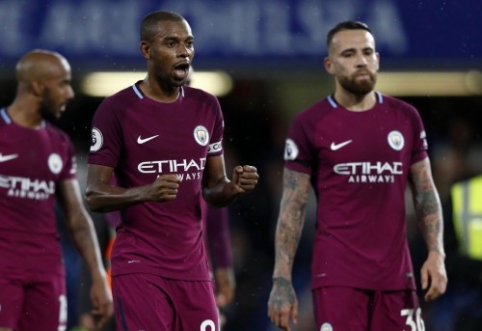 Fernandinho: "Man City" could buy Messi and Ronaldo, but our project is not like that