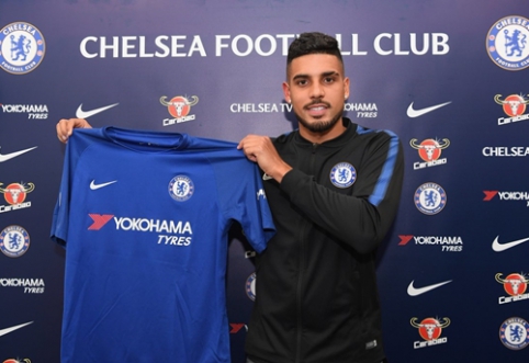 Official: "Chelsea" strengthens "Roma" defender Emerson