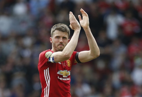 After retiring at the end of the season, M. Carrick received an offer from J. Mourinho