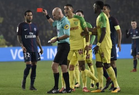 Referee pushed player and ejected him from the field in the match between PSG and "Nantes" (VIDEO)