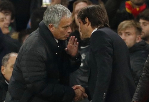 A. Conte presents "Man United" shirts with J. Mourinho's signature (VIDEO)