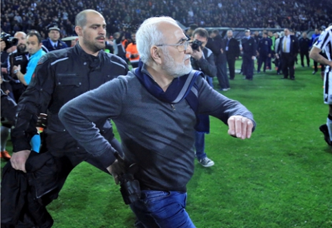 Greek Championship halted after armed PAOK leader invades pitch (VIDEO)