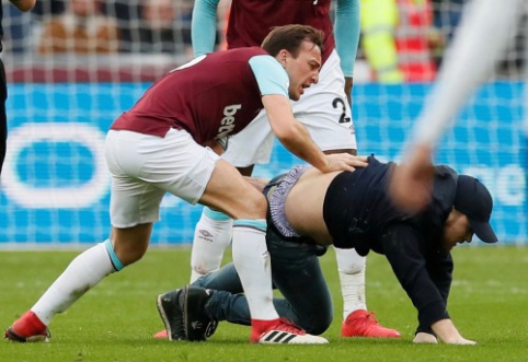 "West Ham" fans invade the pitch to attack their own players (VIDEO)