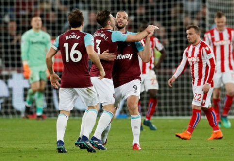 A. Carroll snatches victory from ""Stoke"" at the end of the match (VIDEO)