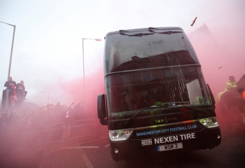 "Liverpool" fans damaged their bus before the match with "Man City" (VIDEO)