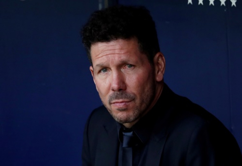 D. Simeone would choose C. Ronaldo instead of L. Messi for the Argentinian national team.