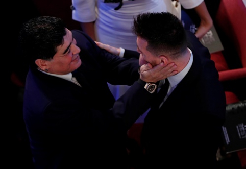 D. Maradona stood up to defend L. Messi