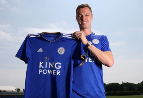 Official: "Leicester" shakes hands with J. Evans