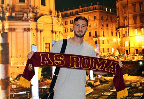 B.Cristante performs a medical examination in the "Roma" team