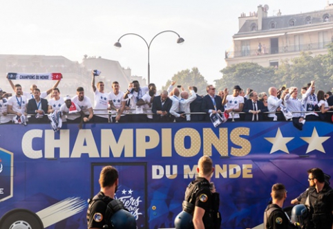 Meeting of World Champions: Players' Songs and Fans Falling from Trees (VIDEO, PHOTOS)