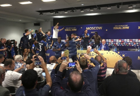 At D. Deschamps' conference - singing footballers and pouring champagne (VIDEO)