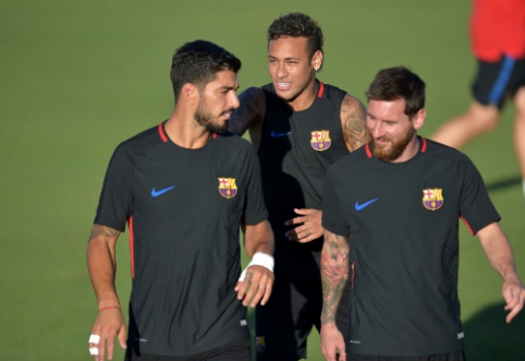 Neymar visits his old friends in Barcelona (PHOTO)