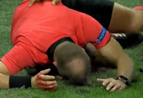 In the Europa League - brutal attack of a fan on the side judge (VIDEO)