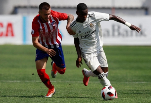 Vinicius left the game against the "Atletico B" team with a head injury