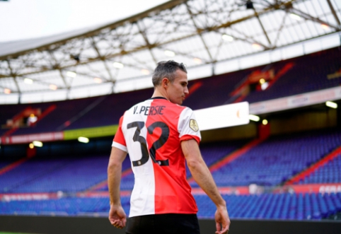 R. van Persie will end his football career after the season