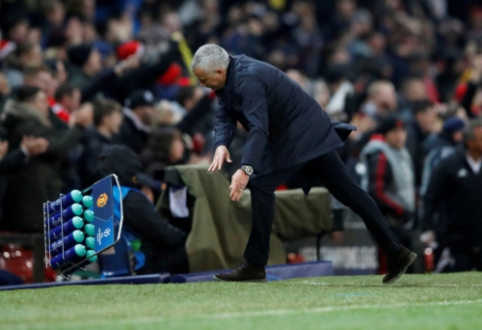 J. Mourinho poured his anger over water bottles after M. Fellaini's goal.