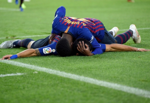 L. Suarez is not satisfied with O. Dembele's attitude